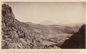 ¿Vista desde un poco más abajo del Fuerte, mostrando Sunga desde donde el enemigo mantenía un fuego muy hostigador sobre las columnas avanzadas?, 1878 de John Burke