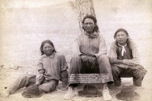 Tres adolescentes Lakota con ropa occidental, 1891 de John C. H. Grabill