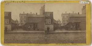 Vista de la tienda de periódicos de John R. Walsh en Madison Street, Chicago con la oficina de correos al fondo, 1869 de John Carbutt