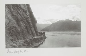 Camino a lo largo de Kyi Chu, Tropas en la orilla del río de John Claude White