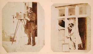 Autorretrato a la izquierda y Emma Thomasina Llewelyn imprimiendo un negativo de papel al sol a la derecha de John Dillwyn Llewelyn