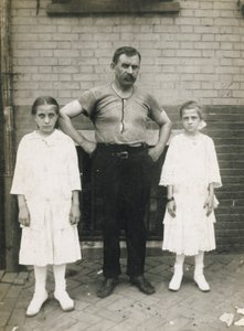 Un obrero y sus hijas, Kensington, Filadelfia de John Frank Keith