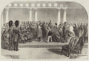 Su Majestad inspeccionando a los guardias heridos en el Gran Salón del Palacio de Buckingham de John Gilbert