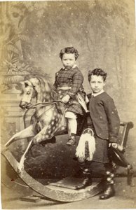 Niña en caballo de balancín con niño en falda escocesa de pie, 1860s de John Horsburgh