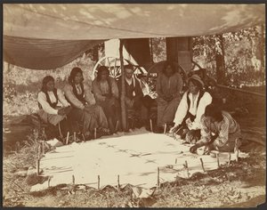Kiowas pintando una túnica, Fort Sill, Territorio Indio de John K. Hillers