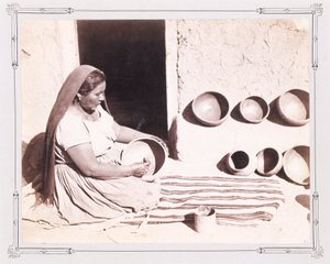 Mujer puliendo cerámica