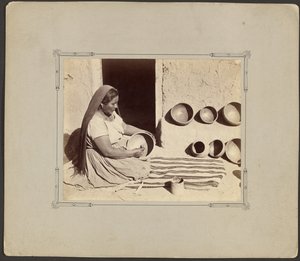 Mujer puliendo cerámica de John K. Hillers