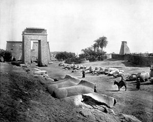 Avenida de las Esfinges, Karnak, Egipto, 1893 de John L. Stoddard
