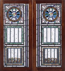 Un par de ventanas de vidrio emplomado