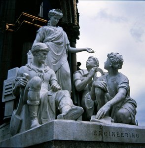 Grupo escultórico de Ingeniería del Memorial de Albert, completado en 1876 de John Lawlor