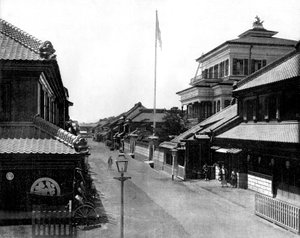 Una calle de Tokio en Japón, foto de John Lawson Stoddard (1850-1931) Viajero y Conferenciante Publicación educativa para -Chicago (foto en blanco y negro) de John Lawson Stoddard