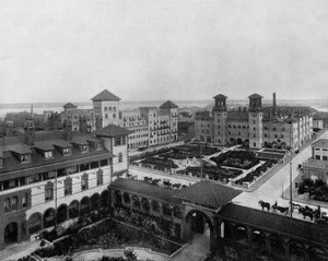 Hoteles en San Agustín, Florida: el Alcázar, la Cordoue, el Pont de León, c. 1900 de John Lawson Stoddard