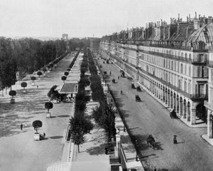 Calle Rivoli en París, a la izquierda: jardín de las Tullerías, al fondo: Arco del Triunfo, c. 1900 (foto en blanco y negro) de John Lawson Stoddard