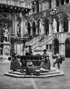 El Patio del Palacio Ducal en Venecia, Italia c.1890 foto de John Lawson Stoddard (1850-1931) Viajero y Conferenciante Publicación Educativa para -Chicago de John Lawson Stoddard