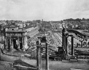 El foro en Roma con ruinas de monumentos antiguos: arco de Septimio Severo (izquierda), columnas del templo de Saturno (derecha) y columnas del templo de Vespasiano (centro, primer plano) (foto en blanco y negro)