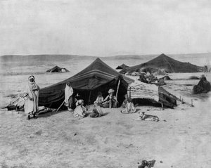 Campamento en el desierto del Sahara, África (foto en blanco y negro)