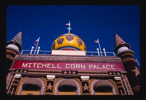 Palacio del Maíz, vista en ángulo bajo, Mitchell, Dakota del Sur, EE.UU. de John Margolies