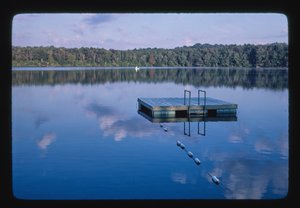 Menges Sand Pond, Menges Lakeside Resort, Livingston Manor, Nueva York, EE.UU. de John Margolies