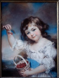 Retrato de una niña pequeña en la canasta de cerezas