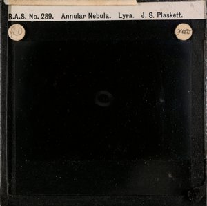 Placa de vidrio astronómica de una nebulosa anular en Lyra (negativo de vidrio) de John Stanley Plaskett