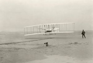 El Wright Flyer I realiza su primer vuelo de 120 pies en 12 segundos, en Kitty Hawk, Carolina del Norte