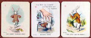 Tres cartas de la familia feliz que representan personajes de Alicia en el País de las Maravillas por Lewis Carroll