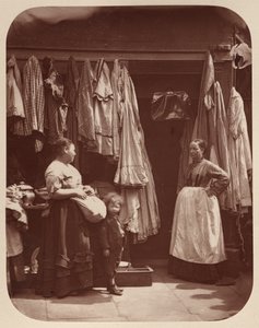 Una tienda de ropa vieja, Seven Dials de John Thomson