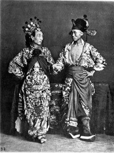China, 2 actores (hombres) bailan, c.1870