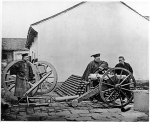 China, oficiales de artillería y soldados c.1870 de John Thomson