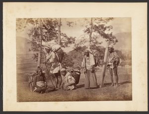 [Grupo de hombres que llevan cestas] de John Thomson
