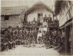 Casa de la Misión Parimata, Aroma, Nueva Guinea, 1885 de John W. Lindt
