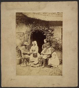 [Grupo sentado fuera de la puerta abierta: dos hombres con sombrero, una mujer con gorro, dos chicas jóvenes - una de pie] de John Whistler