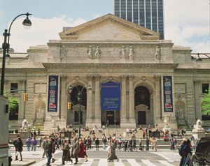 Detalle de la fachada de la Biblioteca Pública de Nueva York, inaugurada en 1911 de John and Hastings, Thomas Carrere