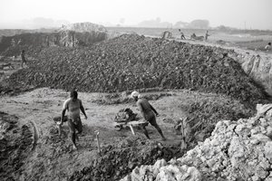 Fábricas de ladrillos en Calcuta, India, 2016 (foto) de Jon Nicholson