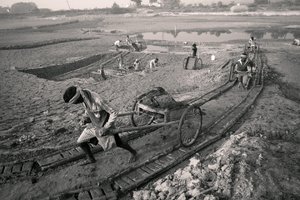 Fábricas de ladrillos en Calcuta, India, 2016 (foto) de Jon Nicholson