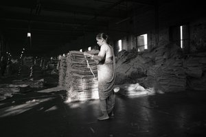 Fábrica de yute, Calcuta, India, 2017 (foto) de Jon Nicholson