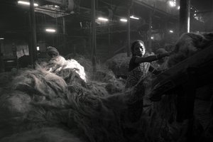Fábrica de yute, Calcuta, India, 2017 (foto) de Jon Nicholson