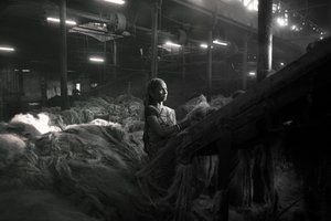 Fábrica de yute, Calcuta, India, 2017 (foto) de Jon Nicholson