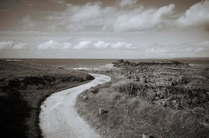Locquirec en Bretaña y La Roche Tombee, caída de rocas, 2022 (foto) de Jon Nicholson