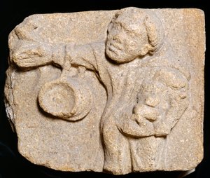 Piedra tallada que representa a un monje llevando objetos, Abadía de Muchelney, Somerset, c. 2010 de Jonathan Bailey
