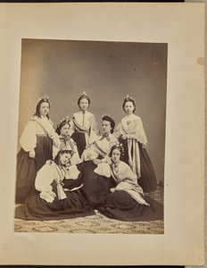 [Retrato de grupo de mujeres con coronas y fajas] de Jordan H. Abbott