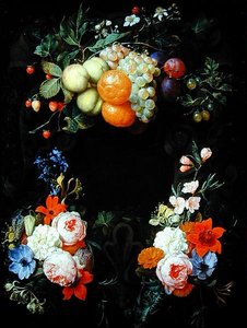 Naranjas, melocotones, uvas, ciruelas, fresas, frambuesas y otras frutas con rosas, madreselva y otras flores