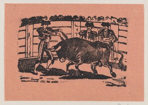 Ein Torero platziert Banderillas in die Schultern des Stiers, während zwei Männer hinter dem Stier stehen