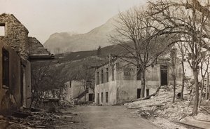 Álbum "Meine weltkriegs - Erinnerungen South-West Front (Carintia, Italia, Tirol del Sur) 31/03/1915-12/11/1918 - Josef Zohles Wien": escombros en Bovec de Josef Zohles