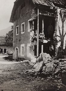 Álbum "Meine weltkriegs - Erinnerungen South-West Front (Carintia, Italia, Tirol del Sur) 31/03/1915-12/11/1918 - Josef Zohles Wien": escombros en Valbruna de Josef Zohles