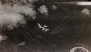 Un avión austriaco sobrevuela de Josef Zohles