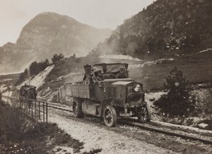 Vehículos militares a lo largo de la carretera