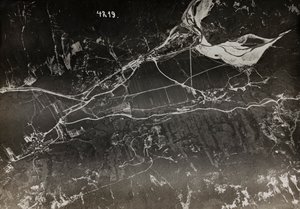 Álbum "Meine weltkriegs - Erinnerungen South-West Front (Carinthia, Italien, South Tyrol) 31/03/1915-12/11/1918 - Josef Zohles Wien": vista aérea del pueblo italiano