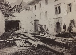 Álbum "Meine weltkriegs - Erinnerungen South-West Front (Carintia, Italia, Tirol del Sur) 31/03/1915-12/11/1918 - Josef Zohles Wien": soldados y escombros en Valb de Josef Zohles