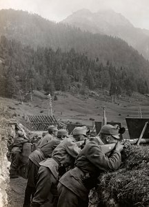 Álbum "Meine weltkriegs - Erinnerungen South-West Front (Carintia, Italia, Tirol del Sur) 31/03/1915-12/11/1918 - Josef Zohles Wien": soldados en las trincheras